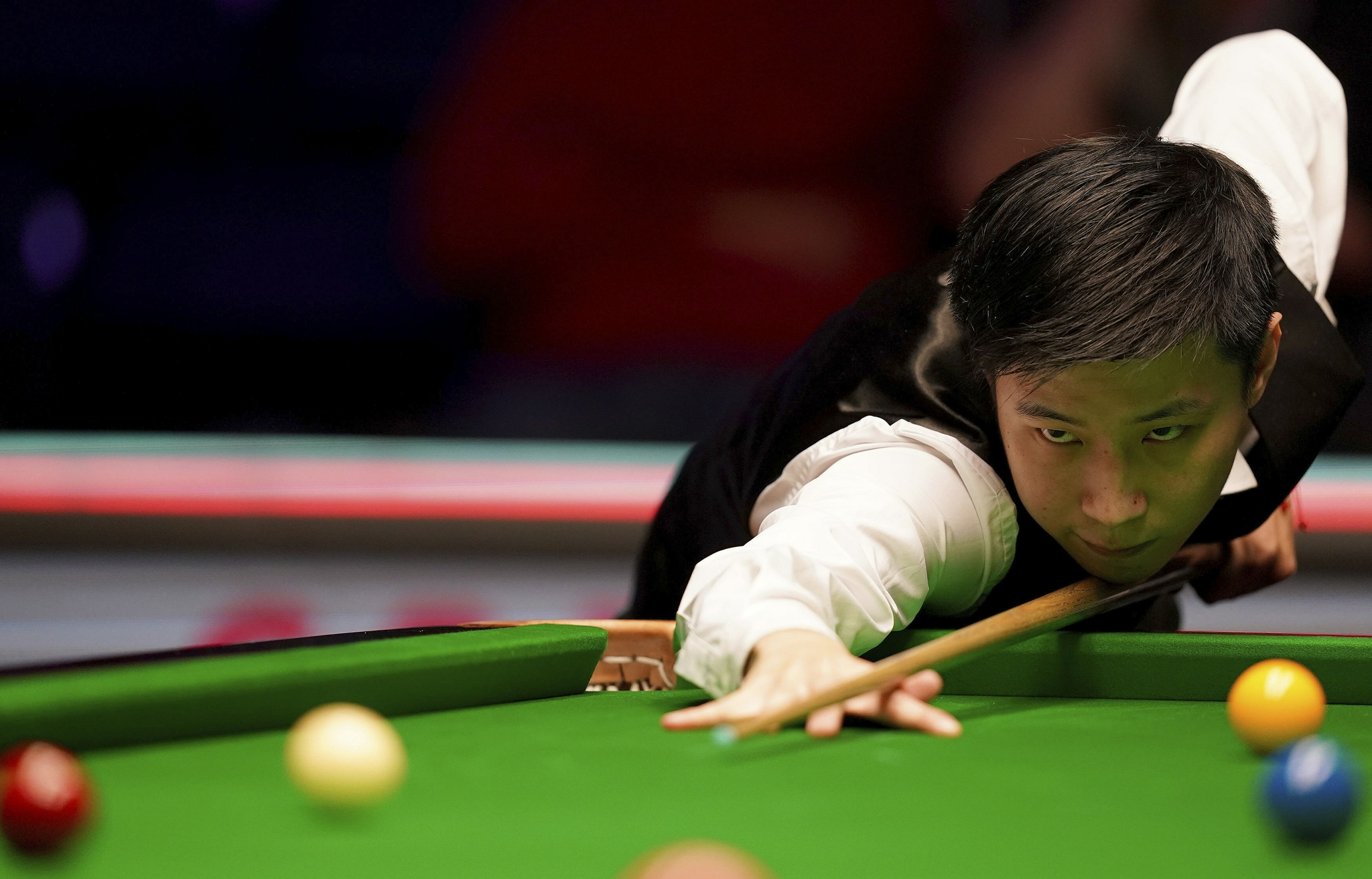 另一人专注 另一人专注